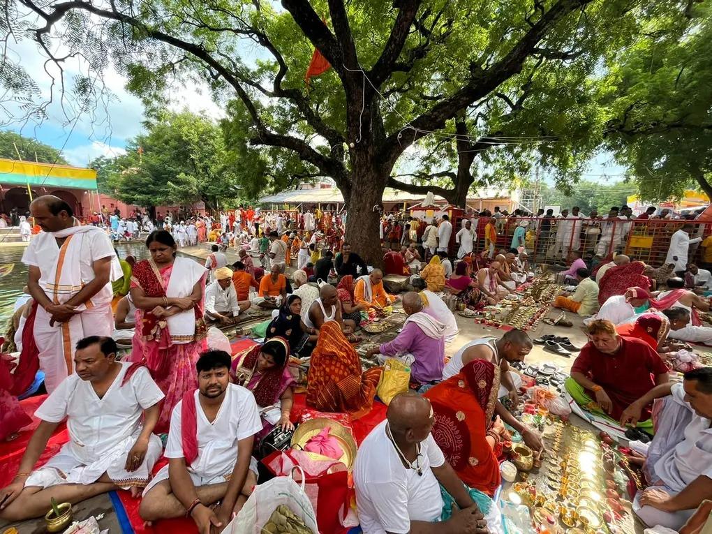 पितृपक्ष में आने वाले लोगों की भीड़ ने गया में एक अलग अर्थव्यवस्था भी विकसित की है (फोटो : बिहार पर्यटन)