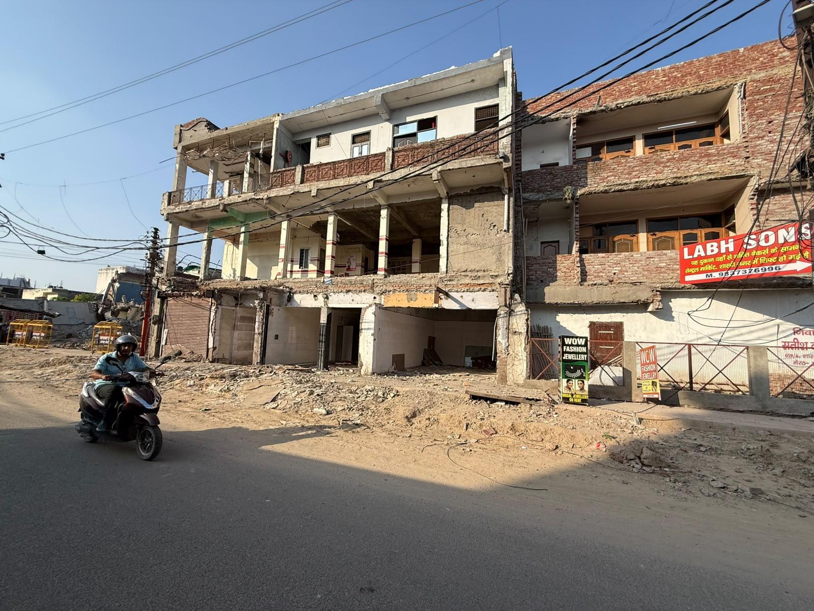 ध्वस्तीकरण की कार्रवाई के बाद मेरठ सेंट्रल मार्केट की कुछ दुकानें