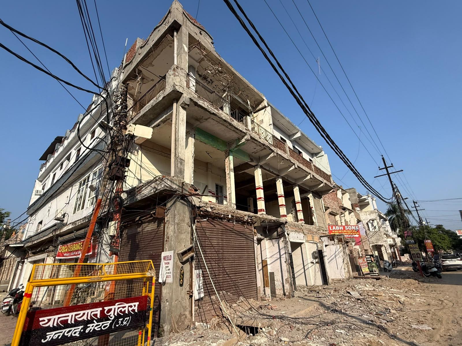 कारोबारियों के सामने अचानक रोजी-रोटी का सवाल खड़ा हो गया है
