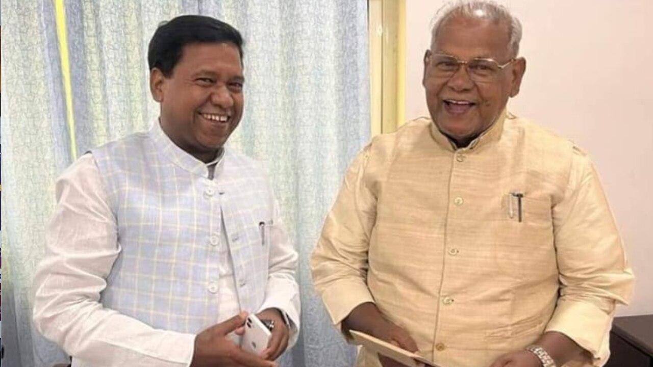 अपने पिता और पूर्व मुख्यमंत्री जीतन राम मांझी के साथ संतोष सुमन (फाइल फोटो)