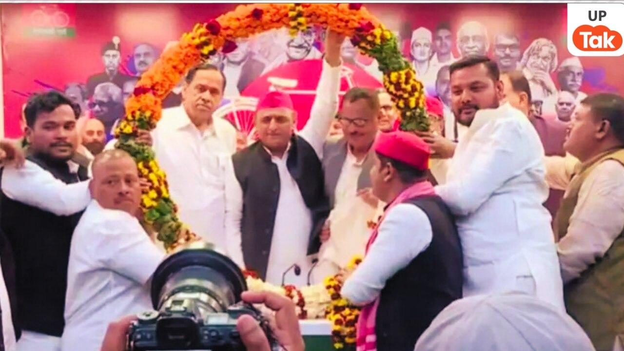 सपा की सदस्यता ग्रहण करते नसीमुद्दीन सिद्दीकी