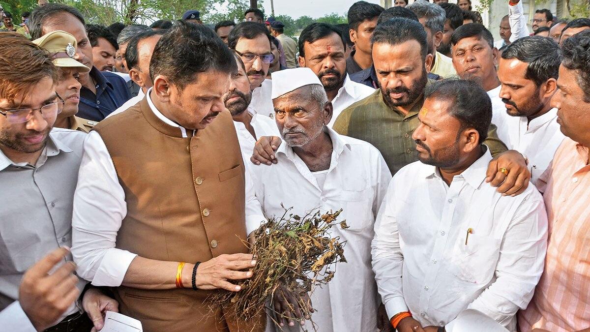 मुख्यमंत्री देवेंद्र फडणवीस सूखा प्रभावित किसानों के साथ 