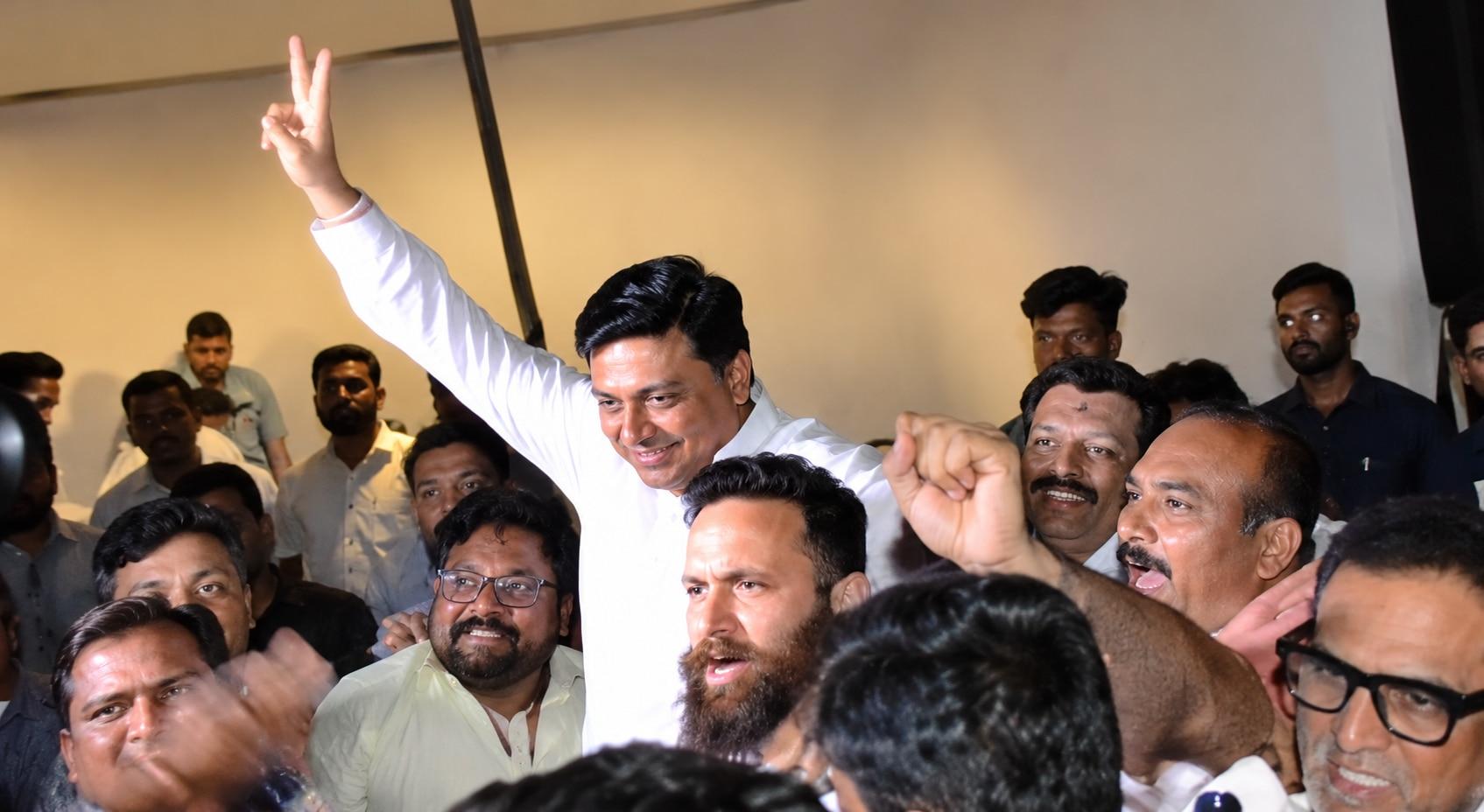 नागपुर स्नातक सीट जीतने के बाद कांग्रेस उम्मीदवार अभिजीत वंजारी