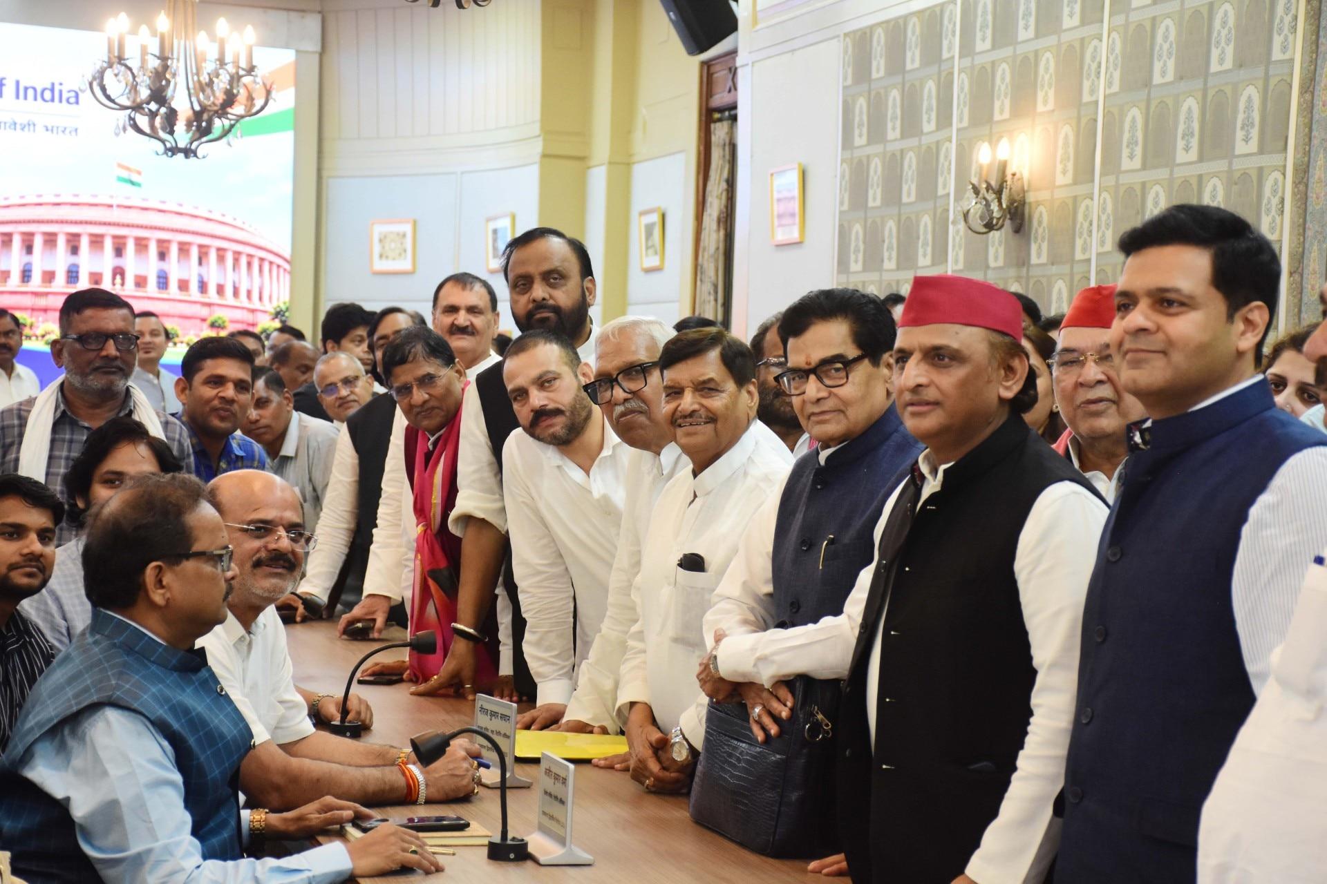 राज्यसभा के लिए नामांकन जमा करते समय नाथवानी के साथ अखिलेश यादव