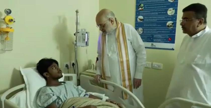 पश्चिम बंगाल दौरे पर गए गृहमंत्री अमित शाह घायलों से मुलाकात करते हुए