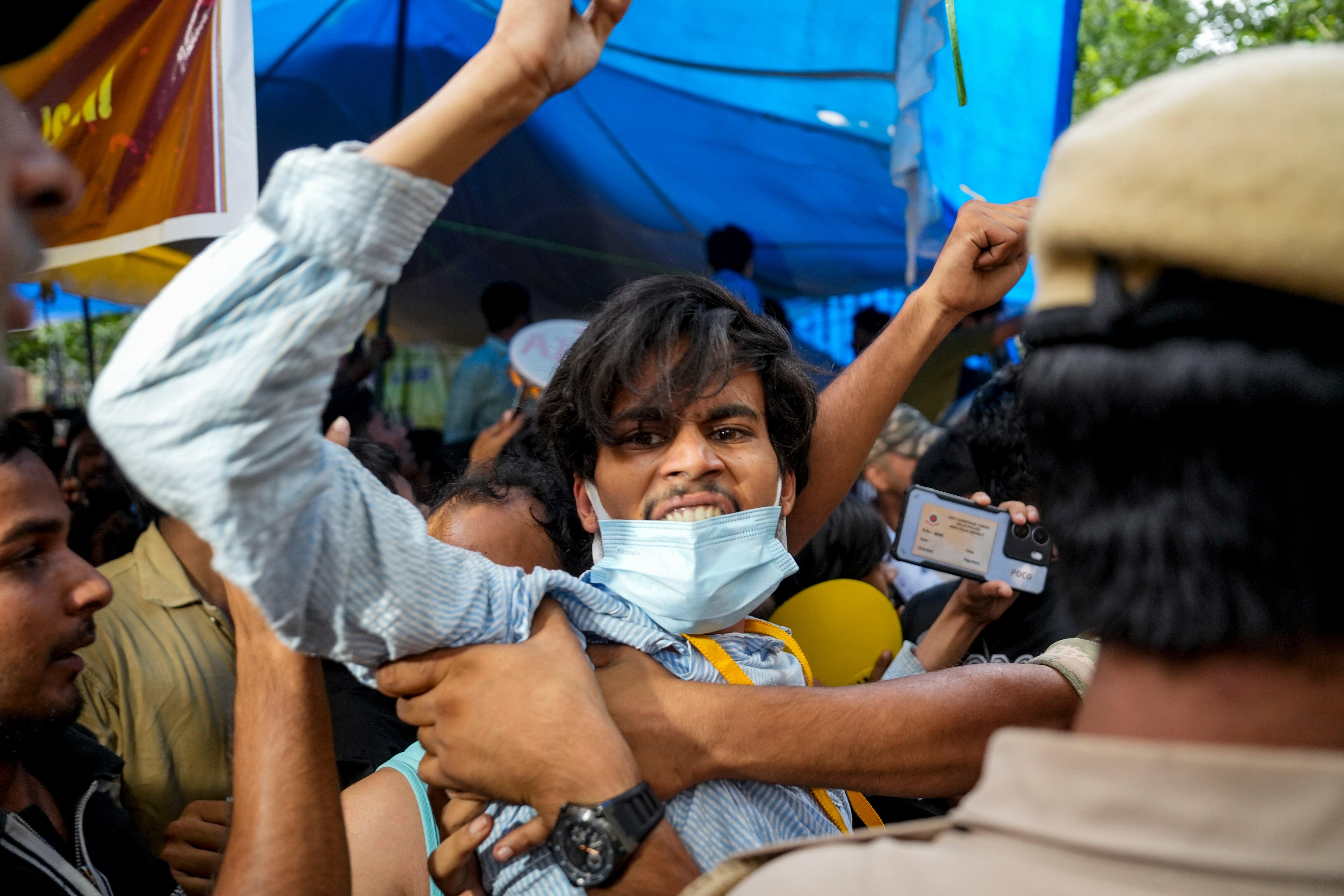 विपक्ष का कहना है कि विरोध प्रदर्शन और हिंसक गतिविधियों में स्पष्ट अंतर करना जरूरी है (सांकेतिक तस्वीर)