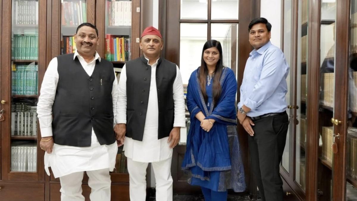 अखिलेश यादव के साथ धर्मेंद्र कश्यप और उनकी बेटी कीर्ति 