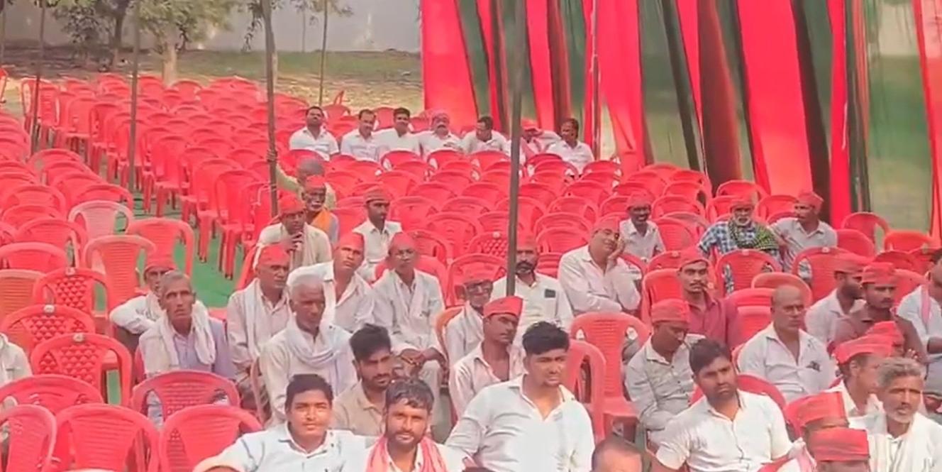 कन्नौज में PDA सम्मेलन के दौरान खाली पड़ी कुर्सियां