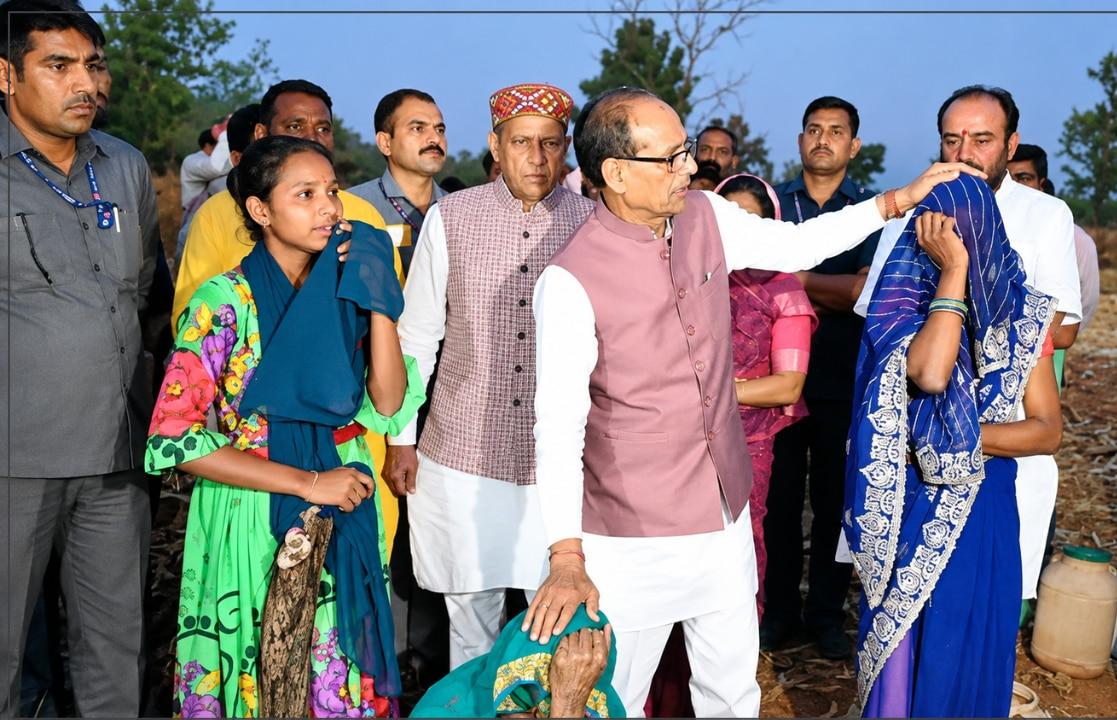 विस्थापित आदिवासी परिवारों के साथ शिवराज सिंह चौहान