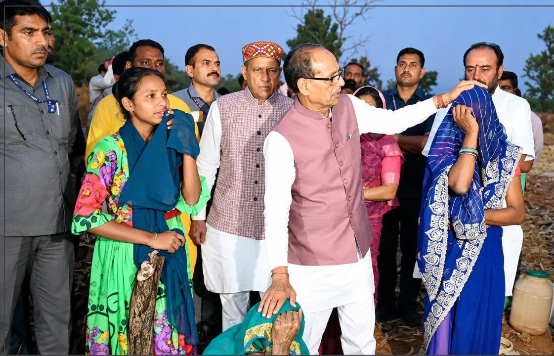 कोसमी में विस्थापित परिवारों के साथ शिवराज सिंह चौहान