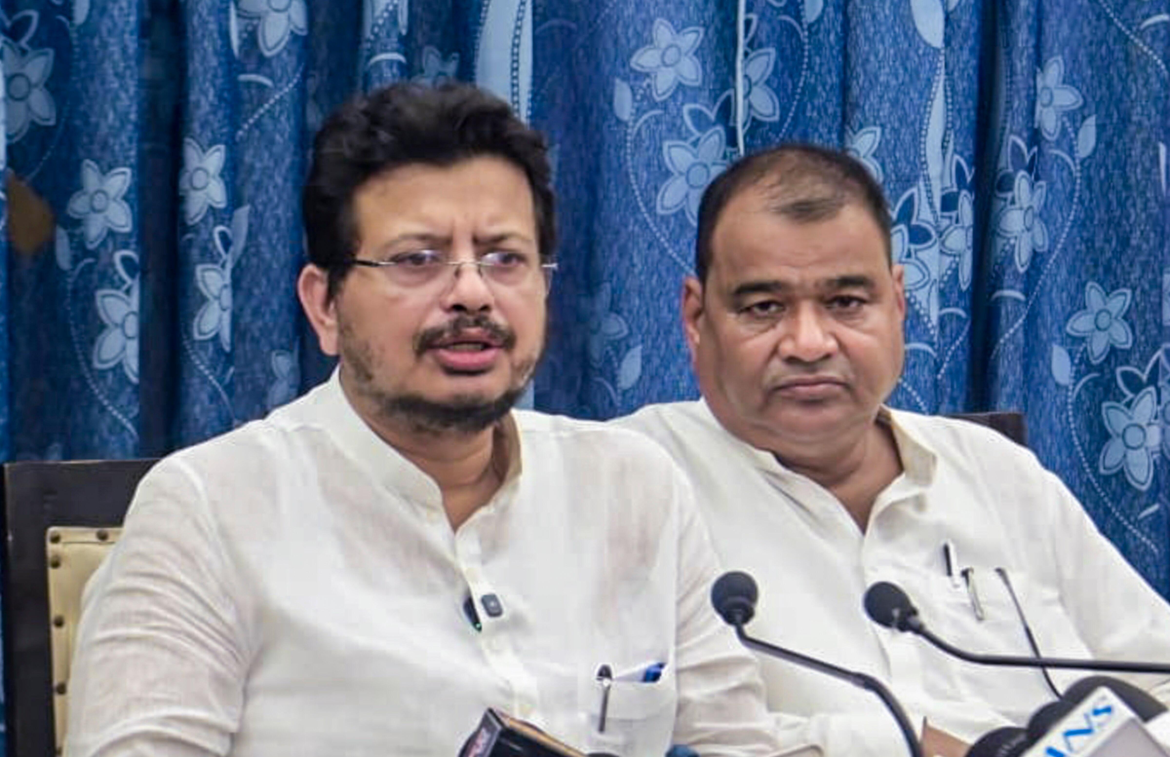 ঋতব্রত বন্দ্যোপাধ্যায় ও আখরুজ্জামান - পিটিআই ফাইল ছবি