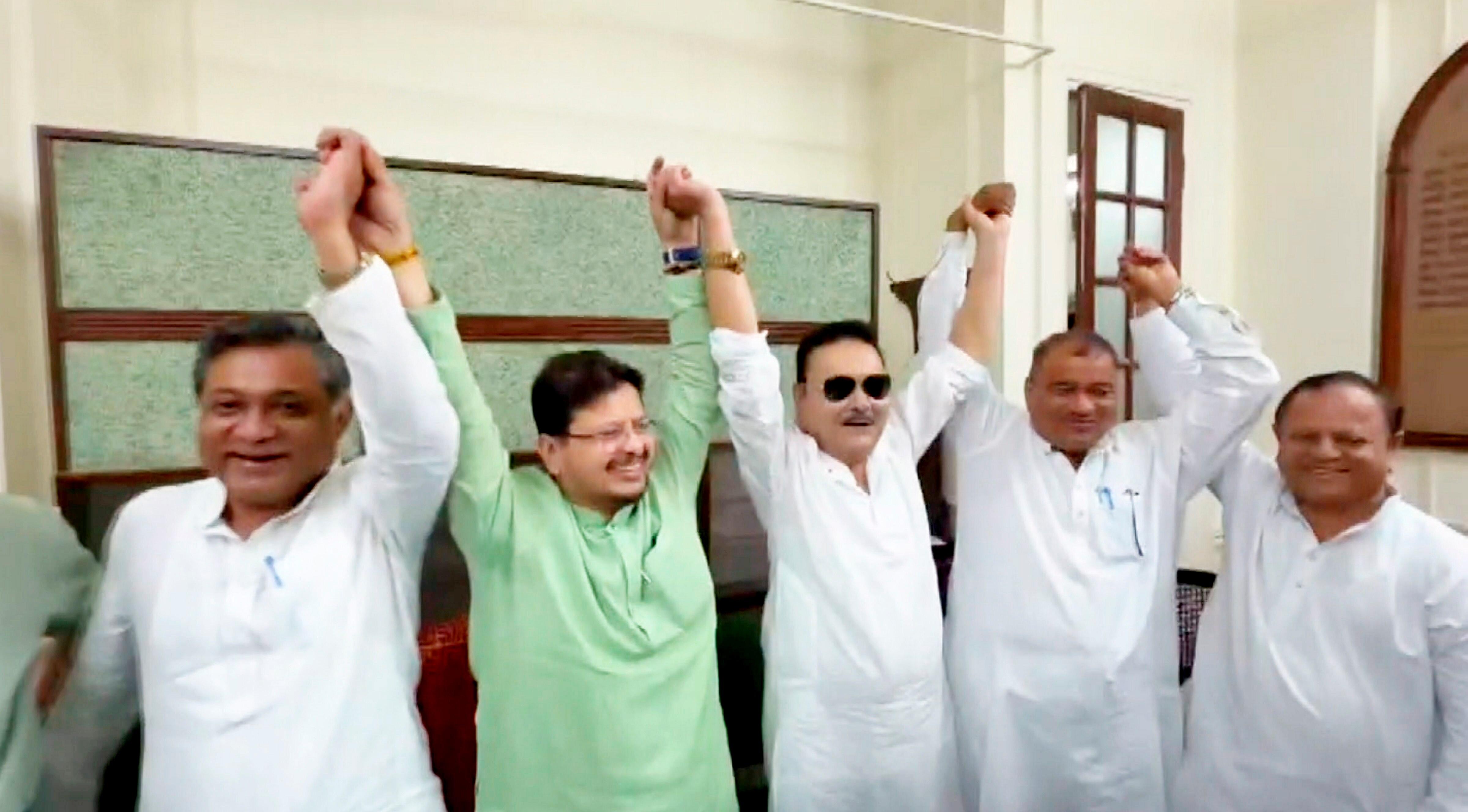 ঋতব্রত বন্দ্যোপাধ্যায়দের সঙ্গে মদন মিত্র - পিটিআই ফাইল ছবি