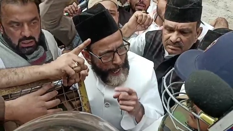 UP News in Hindi Live: हल्द्वानी मामले को लेकर बरेली में भीड़ के साथ गिरफ्तारी देने पहुंचे तौकीर रजा, मचा बवाल UP Tak