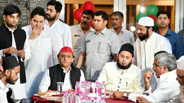 UP Lok Sabha Election 2024 Live News: लखनऊ में इफ्तार पार्टी में शामिल हुए अखिलेश यादव, ये वीडियो आया सामने Akhilesh Yadav