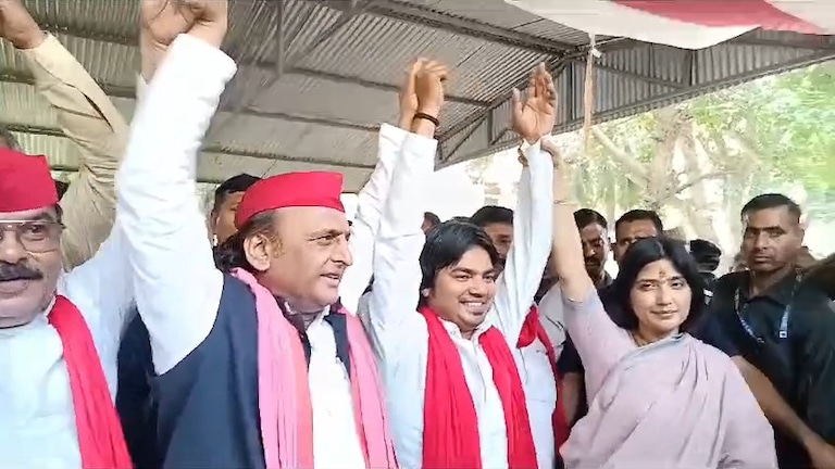 UP Lok Sabha Election 2024 Live News: मैनपुरी से टिकट कटने से नाराज BSP के पूर्व प्रत्याशी गुलशन शाक्य ने जॉइन की सपा UP Tak