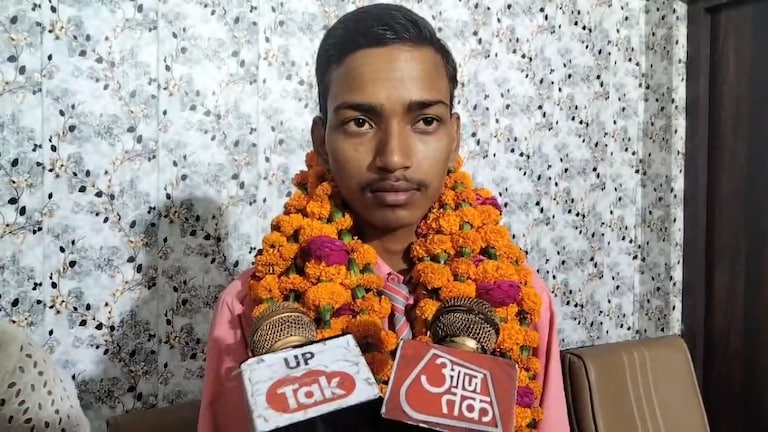 UP Board Result 2024 OUT LIVE: 12वीं के टॉपर शुभम वर्मा ने बताया अपनी सफलता का राज, डेली पढ़ते थे 10 घंटे UP Tak