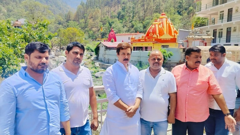 UP Lok Sabha Election Live: जेल से रिहा होते ही कैंची धाम पहुंचे धनंजय सिंह, नीम करौरी बाबा से मांगी पत्नी के जीत का आर्शीवाद UP Tak