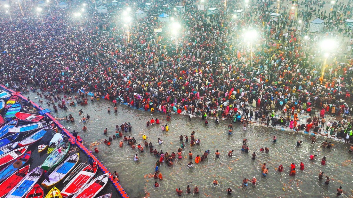 Maha Kumbh Mela: महाकुंभ के पहले दिन 1.5 करोड़ से अधिक लोगों ने लगाई डुबकी Maha Kumbh mela LIVE