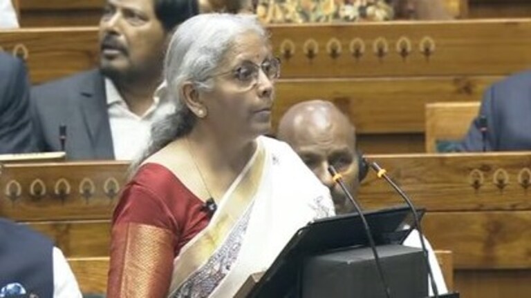 Budget 2025 Update: बजट में मध्यम वर्ग को राहत! 12 लाख की सालाना आय पर अब नहीं लगेगा कोई Tax UP Tak