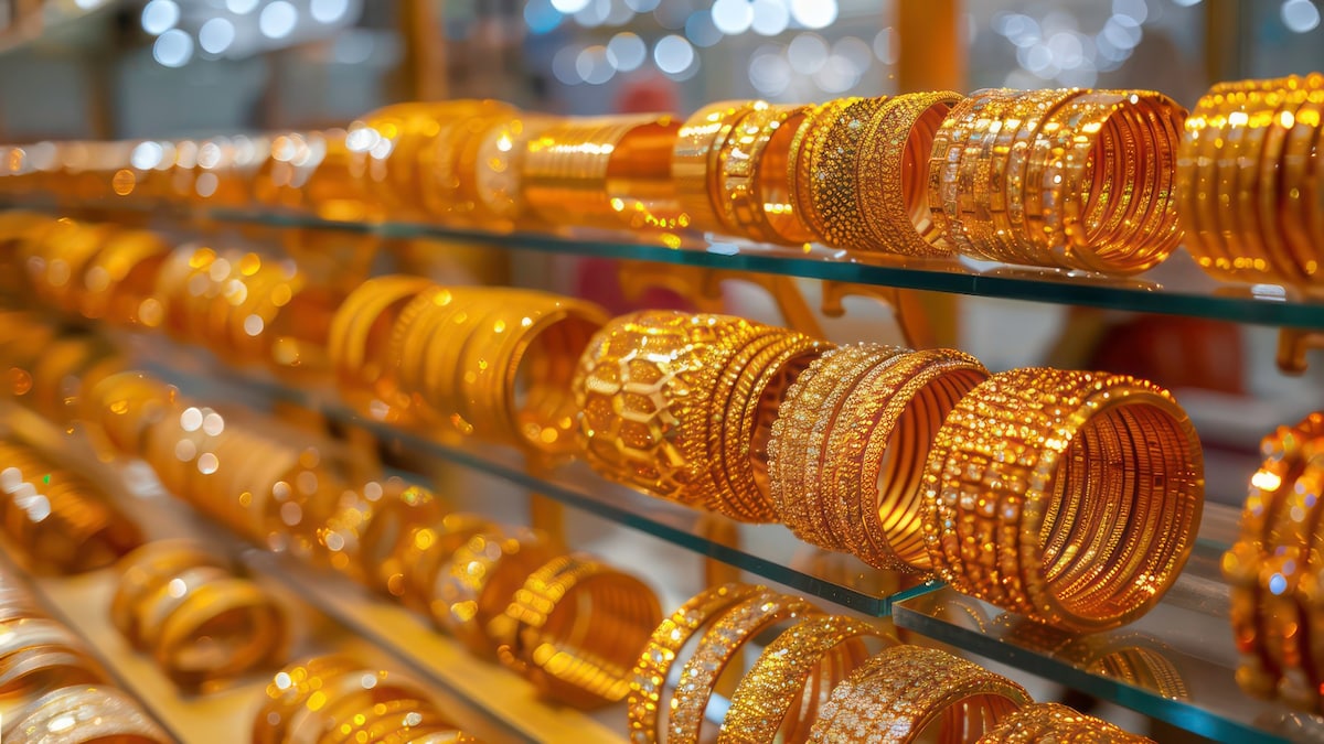 Gold price rises silver rate drops Gold price rises silver rate drops