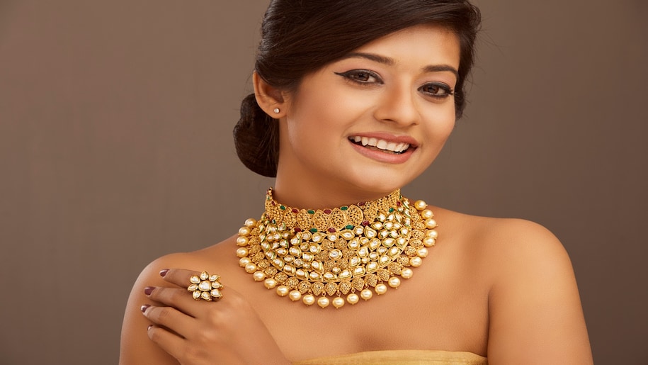 Gold price rises silver rate drops Gold price rises silver rate drops