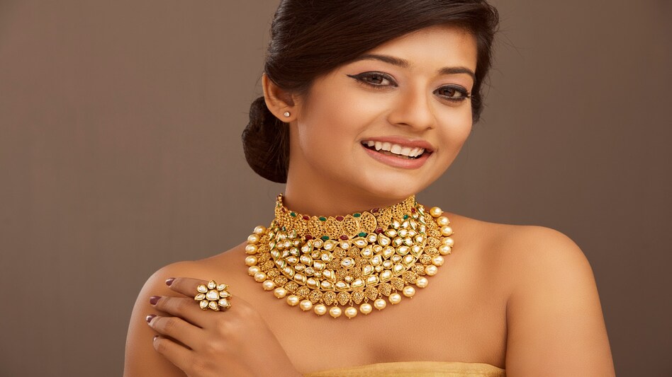 Gold price rises silver rate drops Gold price rises silver rate drops