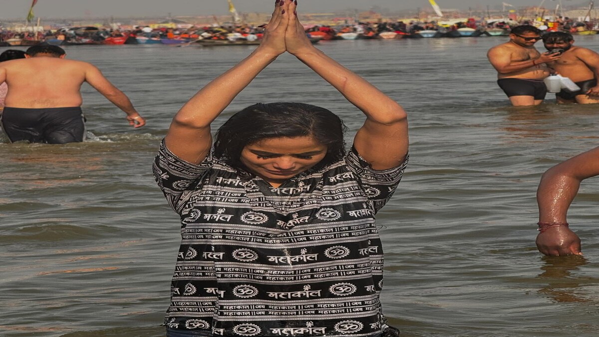 Poonam Pandey in mahakumbh Poonam Pandey in mahakumbh