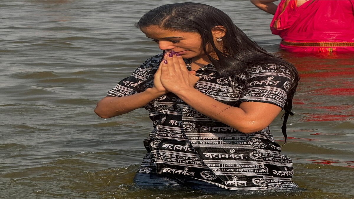 Poonam Pandey in mahakumbh Poonam Pandey in mahakumbh