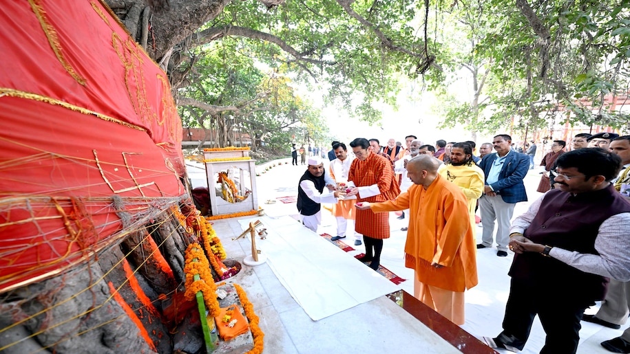 Bhutan King in Mahakumbh Bhutan King in Mahakumbh