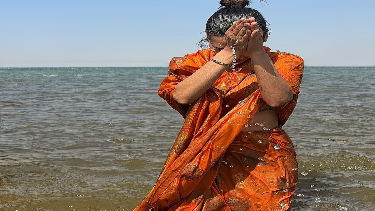 esha gupta in mahakumbh esha gupta in mahakumbh