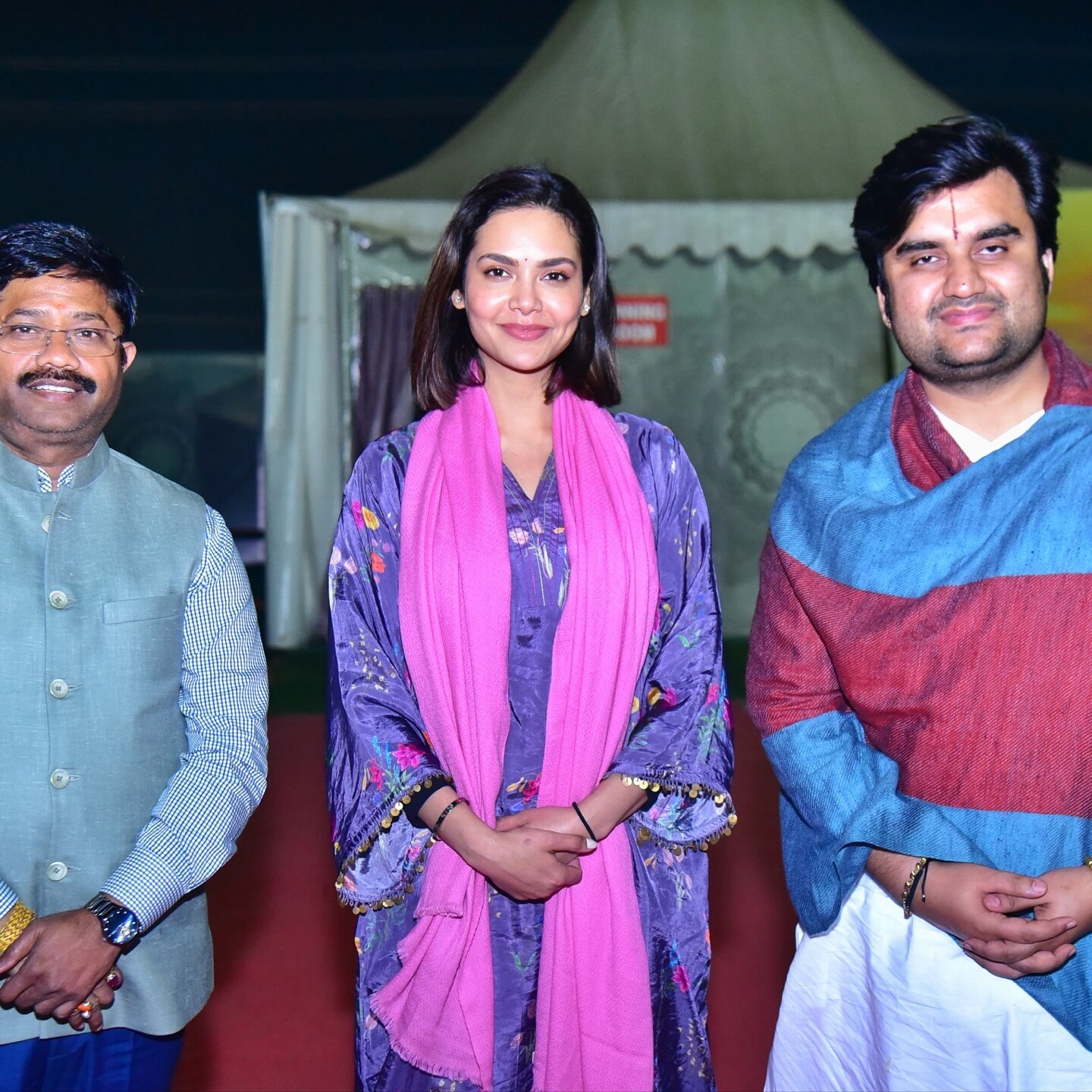 esha gupta in mahakumbh
