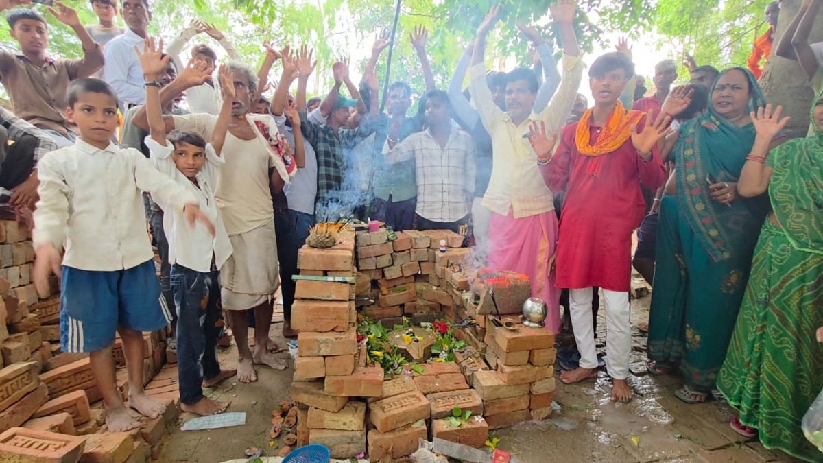 चंदौली के अख्तर अंसारी की जमीन पर नींव खुदाई में निकला शिवलिंग! अब वहां का नजारा आपको चौंका देगा