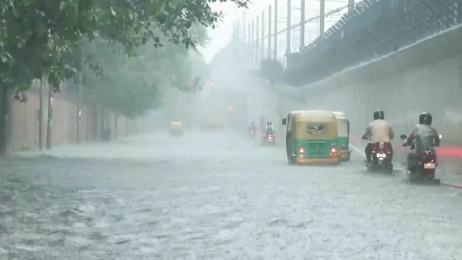 UP Weather Update: यूपी में मौसम का बदला मिजाज, 31 जुलाई को इन जिलों में होगी भयंकर बारिश