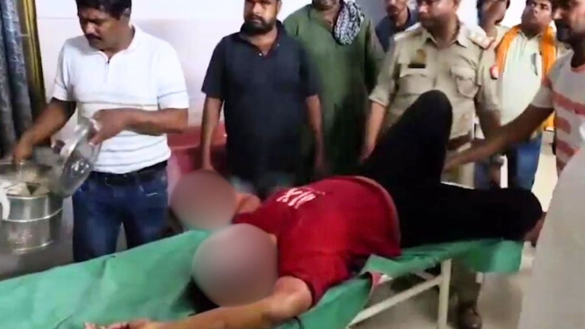 झांसी में ब्यूटी पार्लर में काम कर रही थी सफीना इतने में आया उसका पति और मार दिया चेहरे पर चाकू