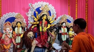 Durga Ashtami 2026 Rashifal: महाष्टमी पर इन 5 राशियों पर बरसेगी मां महागौरी की कृपा, चमक उठेगा भाग्य UP Tak