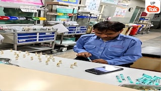नोएडा के जिला अस्पताल में इंजेक्शन में दवा भर रहा था गार्ड, देखें लापरवाही की एक-एक तस्वीर Noida News
