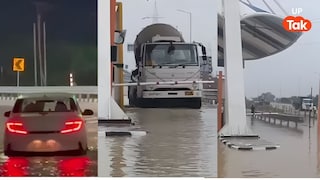 उद्घाटन के 5 महीने बाद गंगा एक्सप्रेसवे का टोल प्लॉजा डूबा, इन 7 तस्वीरों ने खोली 36 हजार करोड़ में बनी इस हाईवे की पूरी सच्चाई! Ganga Expressway Waterlogging