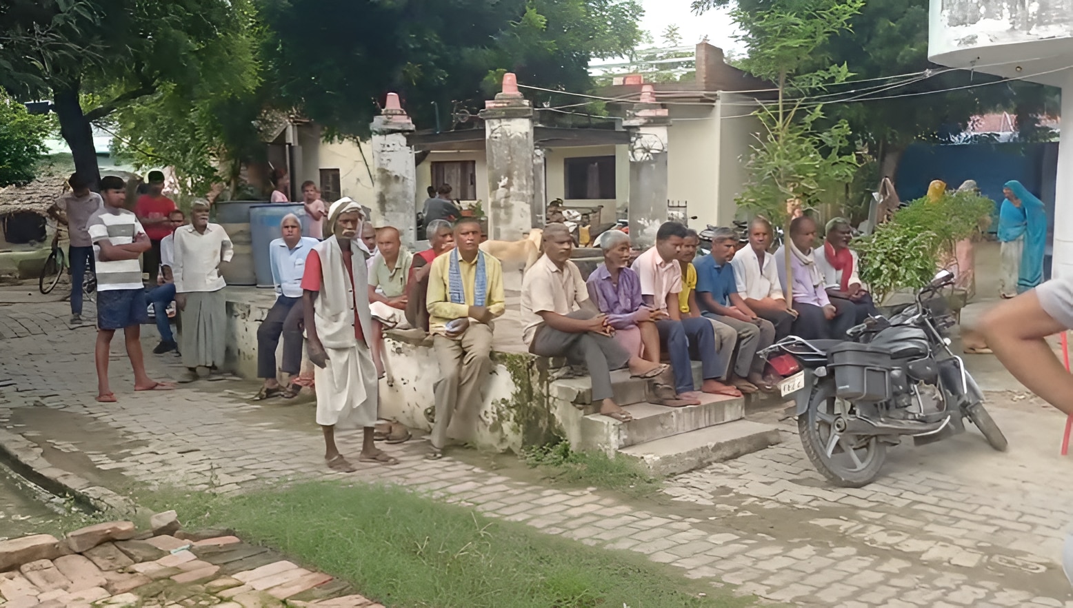 3 (पवन यादव के घर के बाहर का नजारा)