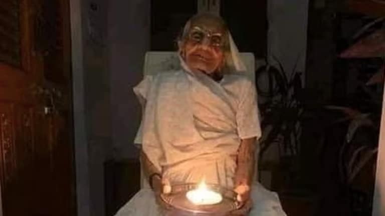 शानदार शताब्दी का ईश्वर चरणों में विराम: अपनी मां हीराबेन के निधन पर PM मोदी UP Tak