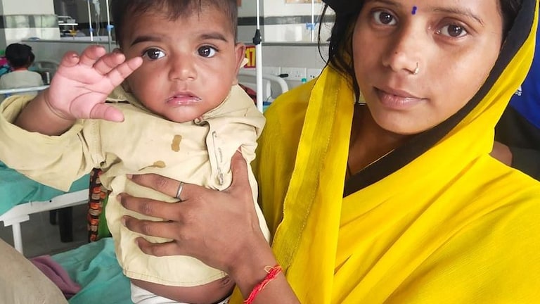 फिरोजाबाद: इलाज और आस्था जानलेवा डेंगू पर भारी, जब मां ने बीमार बच्चे को दिया कान्हा रूप UPTak
