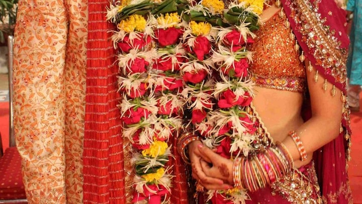 अलीगढ़: दुल्हन को पति ने नींद से जगाया तो उसने दांत काटकर कर दिया घायल, जानें पूरा मामला UP Tak