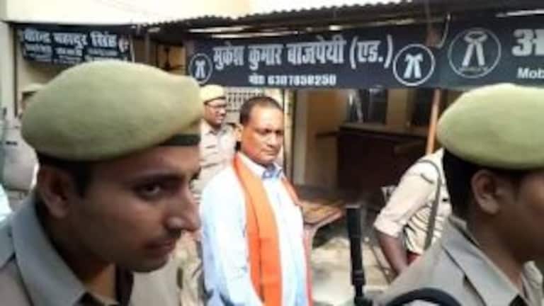 प्रयागराज कचहरी में वकील का मर्डर करने वाले दारोगा को उम्रकैद, जानें क्या है पूरा मामला? UP Tak