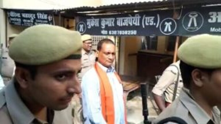 प्रयागराज कचहरी में वकील का मर्डर करने वाले दारोगा को उम्रकैद, जानें क्या है पूरा मामला? UP Tak