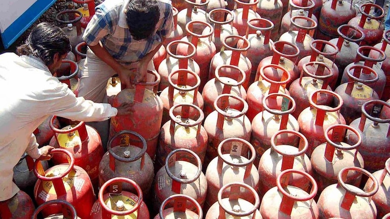 दीपावली में उज्ज्वला योजना के इन लाभार्थियों को नहीं मिल पाएगा फ्री सिलेंडर, जानें वजह UP Tak