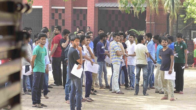 UP Board 2022 12th Result: 12वीं के बाद मिल सकती है सरकारी नौकरी, देखिए जॉब की पूरी लिस्ट UP Tak