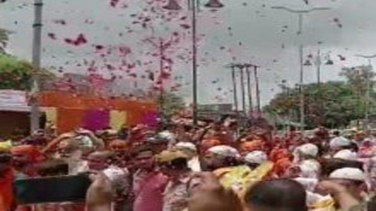 ‘हर-हर महादेव, भारत माता की जय’ का नारा लगाते हुए मुस्लिमों ने की कांवड़ियों पर पुष्पवर्षा UP Tak