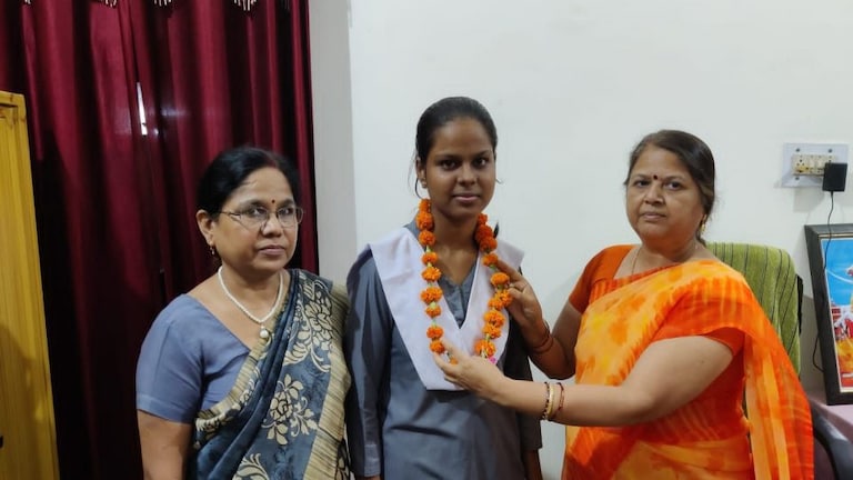 बांदा: मम्मी कहती थी मोबाइल मत देखो, बेटी ने प्रदेश में 9वां स्थान हासिल कर बढ़ाया मान UP Tak