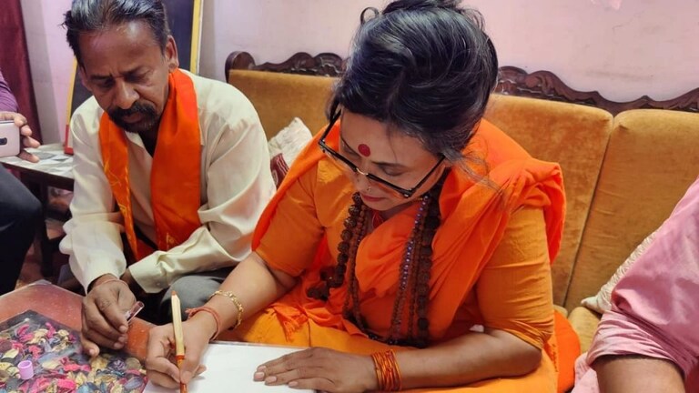 अलीगढ़: जुमे की नमाज पर की थी आपत्तिजनक टिप्पणी, हिंदू महासभा की शकुन पांडे पर हुआ केस UP Tak