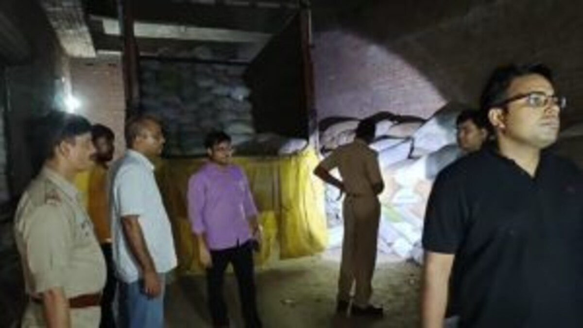 हमीरपुर में गरीबों के सरकारी राशन पर डाका! छापेमारी में पकड़ा गया 150 टन खाद्यान UP Tak