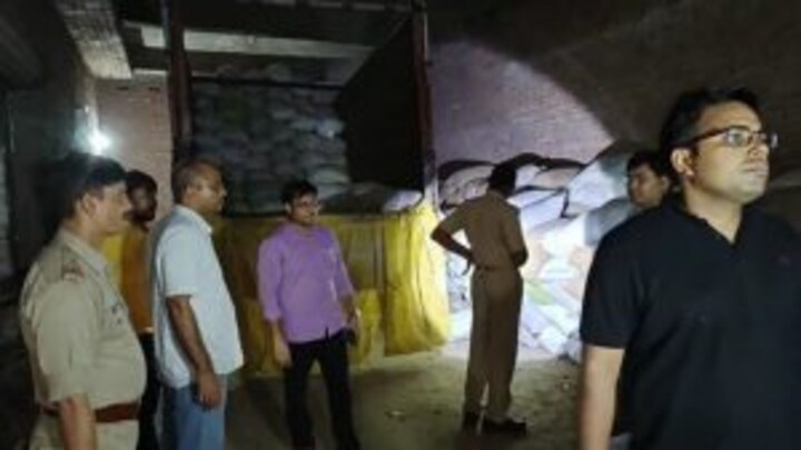 हमीरपुर में गरीबों के सरकारी राशन पर डाका! छापेमारी में पकड़ा गया 150 टन खाद्यान UP Tak